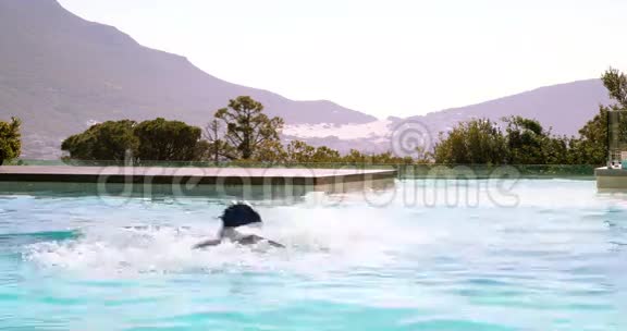 健身游泳运动员在室外游泳池中蝶泳视频的预览图