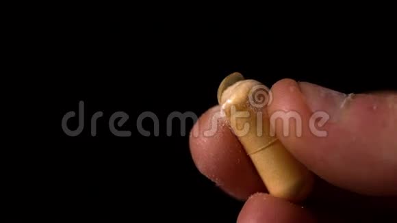 捏碎药丸胶囊的手指视频的预览图