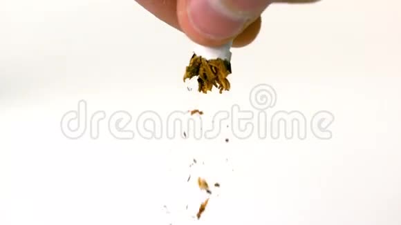 手指挤压和折断香烟视频的预览图