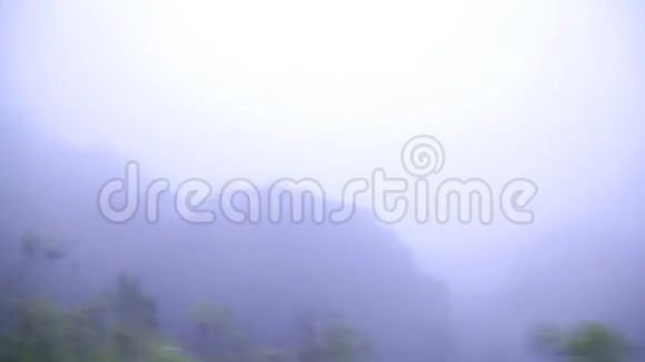 努瓦拉艾利亚斯里兰卡马克2014年从移动列车上看到努瓦拉艾利亚雾状景观斯里兰卡铁路运输公司视频的预览图