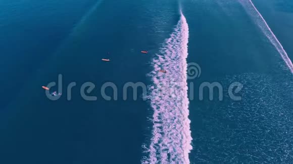 在印度尼西亚巴厘岛库塔海滩冲浪的鸟瞰图视频的预览图