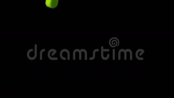 绿色七号落在黑色背景下视频的预览图