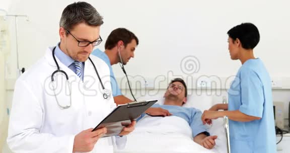 医生检查病人图表视频的预览图