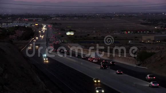 南加州羚羊谷沙漠中的高速公路视频的预览图