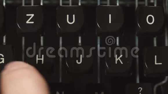 手指在打字机上打字特写视频的预览图