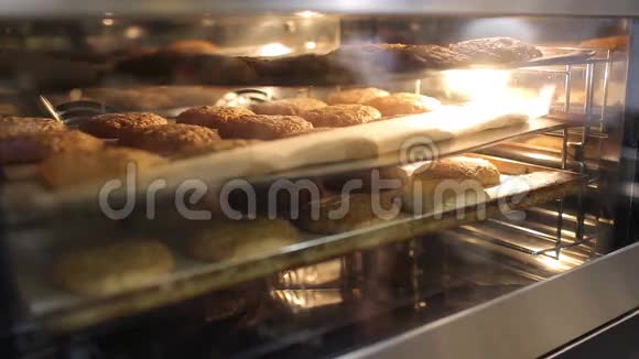 新鲜燕麦饼干是在金属网格上准备的视频的预览图