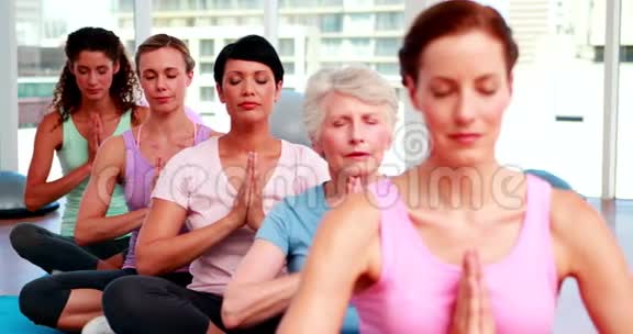 健身室里做瑜伽的和平妇女团体视频的预览图