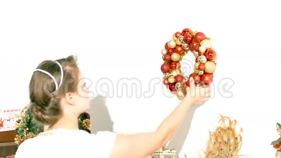 漂亮的女人挂了圣诞花环视频的预览图
