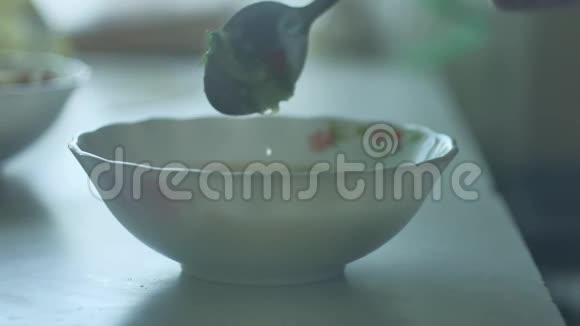 热汤特写晚餐室内有汤碗里的烟视频的预览图
