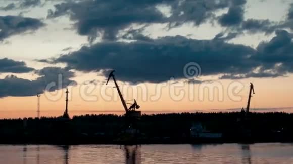 早上在河岸上吊起起重机视频的预览图