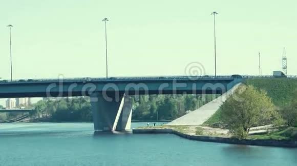 在一座桥上通过莫斯科河的交通视频的预览图
