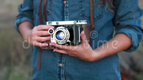 女孩摄影复古相机视频的预览图