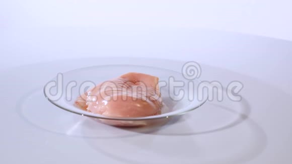玻璃盘子里的鸡排打开白色背景视频的预览图