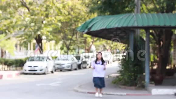 泰国学生少年美女跑再见视频的预览图