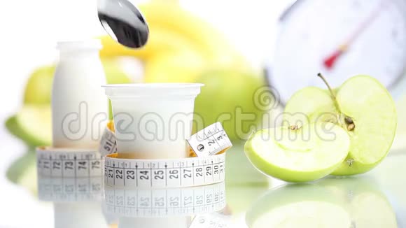 减肥食品茶匙混合酸奶水果苹果米天平视频的预览图