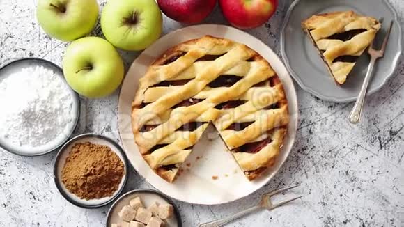 美味的苹果派蛋糕有新鲜水果棕色和粉状糖视频的预览图