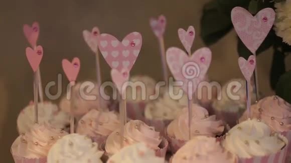 提供糖果和蛋糕的婚礼桌糕点糖果视频的预览图