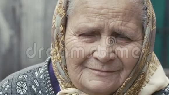 一个老奶奶独自看着摄像机满脸皱纹疲惫不堪视频的预览图
