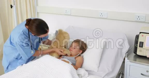 护士试图让一个生病的小女孩振作起来视频的预览图