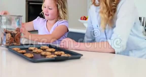 小女孩和妈妈一起吃牛奶和饼干视频的预览图