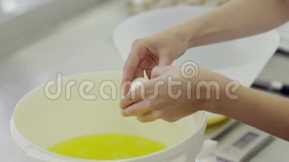 雌性手打破鸡蛋把蛋黄和蛋白质分开视频的预览图