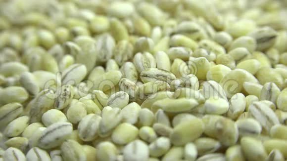 干燥珍珠大麦颗粒的高分辨率宏机动多利射击4K超高清超高清视频的预览图
