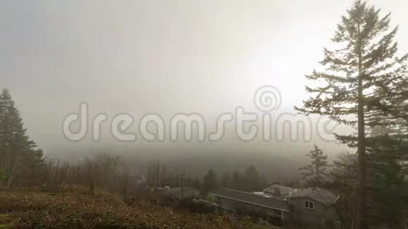 俄勒冈州波特兰市上空的快速移动的云和低雾电影一个清晨1080p视频的预览图