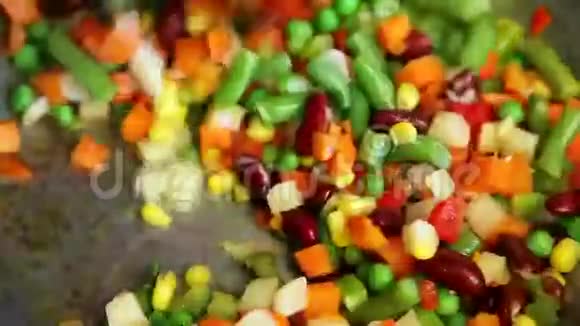 准备蔬菜混合物视频的预览图