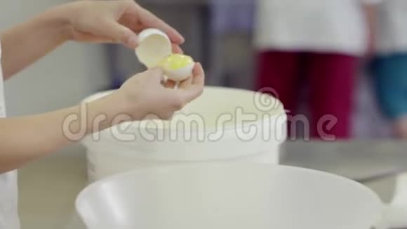 雌性手打破鸡蛋把蛋黄和蛋白质分开视频的预览图