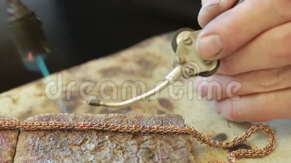 台式焊锡产品背后的珠宝商修理黄金链视频的预览图