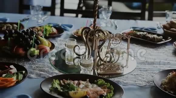 新婚夫妇婚礼餐桌的装饰视频的预览图
