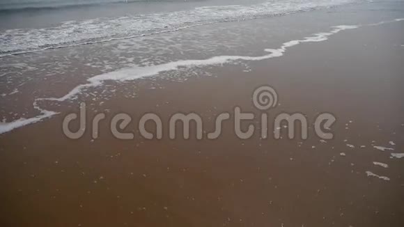 金色海滩上的海浪视频的预览图