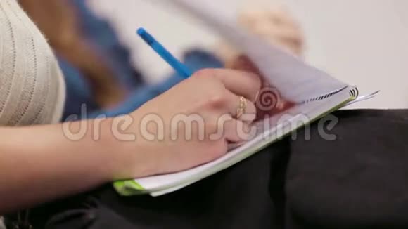 在课堂上做笔记的女人视频的预览图