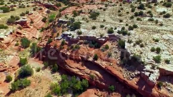 鸟瞰美国本土岩石景观视频的预览图