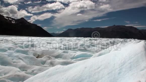 南极洲云层背景下的雪山全景视频的预览图