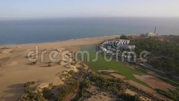 加那利大海岸与度假胜地的空中拍摄视频的预览图