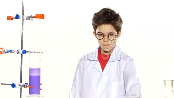年轻的化学家穿着制服红色衬衫视频的预览图