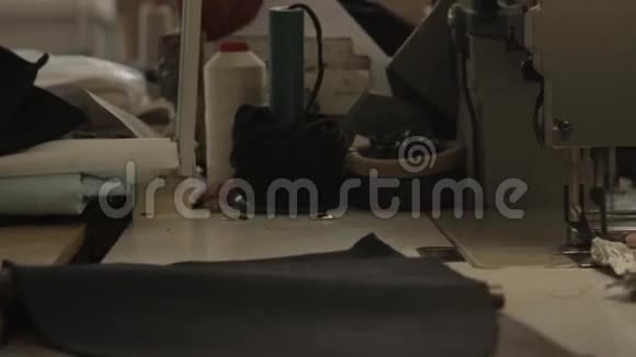 家具厂工人用缝纫机在护套上做接缝视频的预览图
