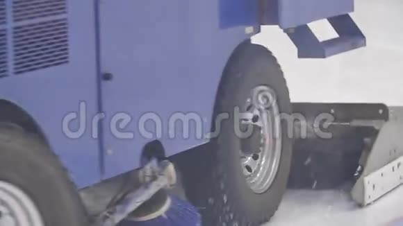 蓝色大冰复活车打磨冰场视频的预览图