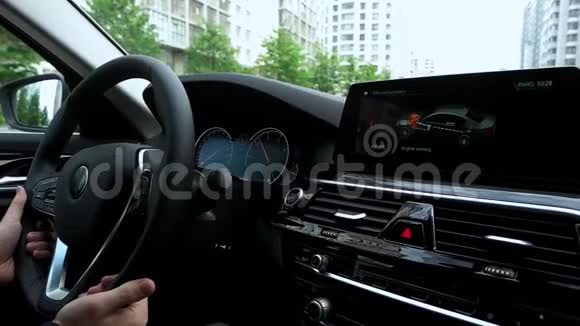 现代汽车内饰同时驾驶汽车视频的预览图