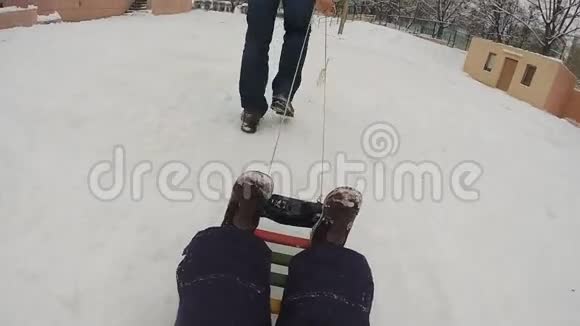 父亲带着婴儿拖着雪橇慢动作视频的预览图