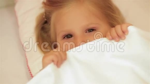 毯子下面可爱的小女孩视频的预览图