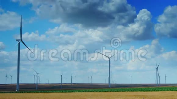麦田中的风力涡轮机时间流逝放大视频的预览图