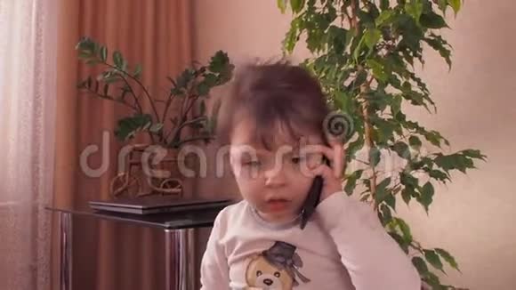 一个小孩用手机说话视频的预览图