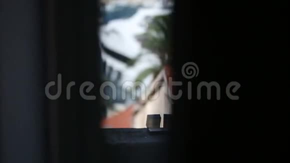 在一个异国城市的背景下阳台上的盒子里放着结婚戒指视频的预览图