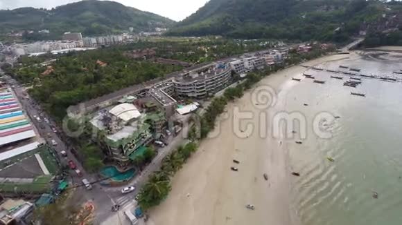 飞过城市和海滩普吉岛巴通泰国泰国卡隆海滩视频的预览图