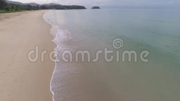 早上被遗弃的海滩普吉岛泰国卡隆海滩视频的预览图