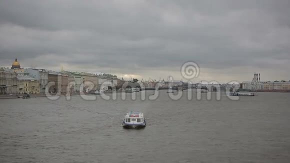 圣彼得堡在涅瓦河上为游客航行的游船视频的预览图