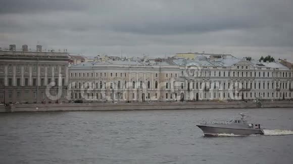 圣彼得堡在涅瓦河上为游客航行的游船视频的预览图