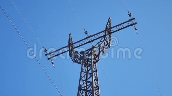 用高压铁塔对抗蓝天电力技术电线视频的预览图